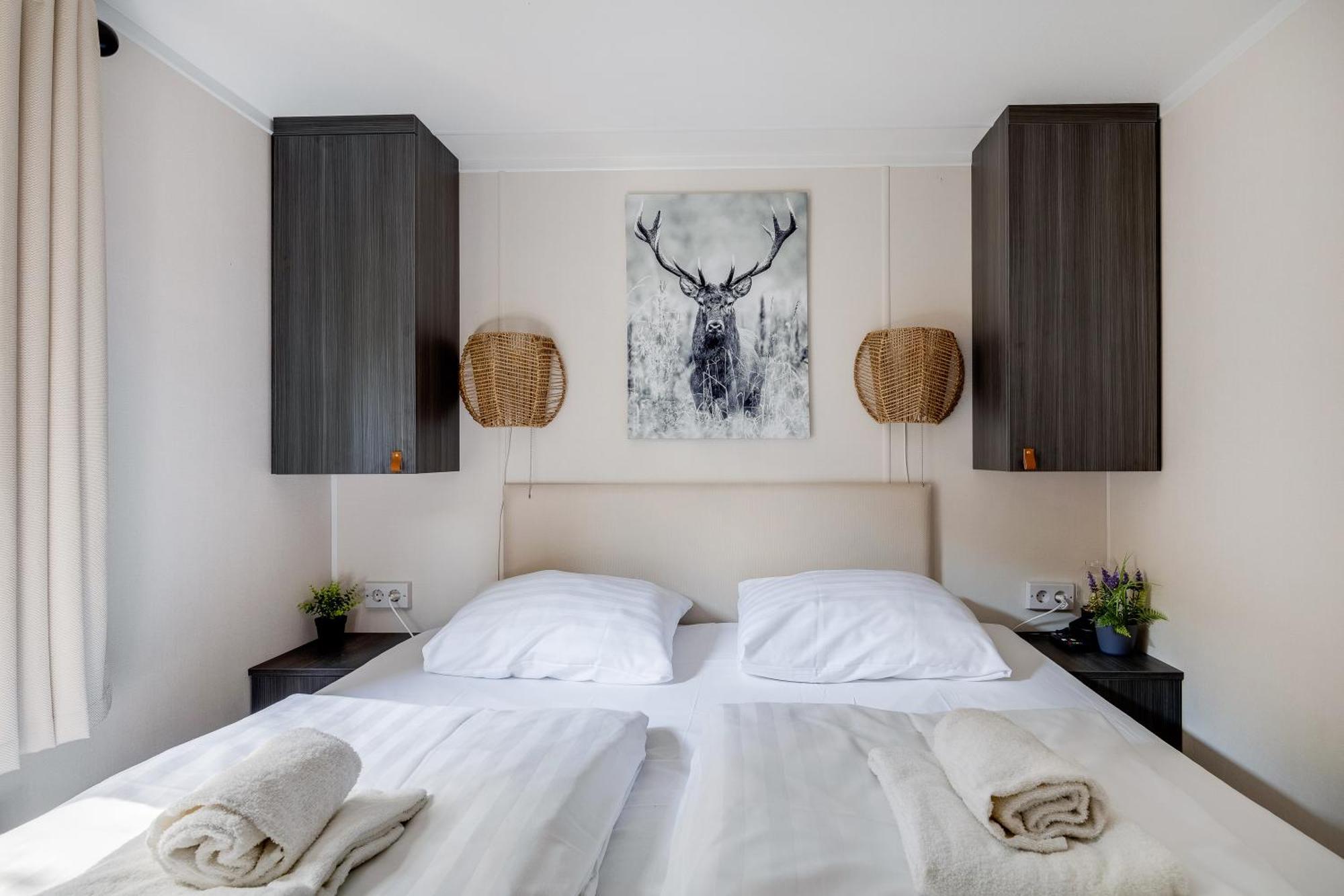 Veluwe Hoenderloo Luxury Chalet With Private Sauna And Hot Tub - Swimming Pool Tennis Court Supermarket Bowling Alley Theatre And Entertainment For Children Екстер'єр фото